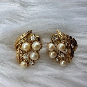 Vintage 1” Statement Clip On Gold-Tone Pearl Rhinestone Costume Earrings